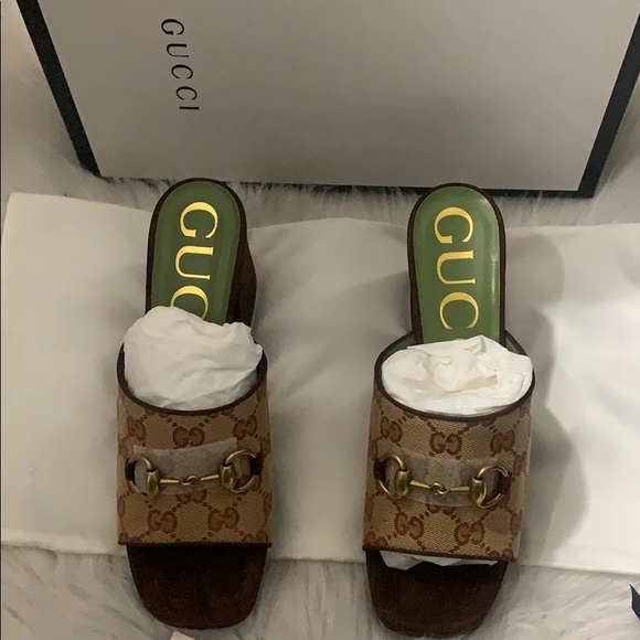 Gucci
36.5
Heel 2.4 in
Platform 0.4 in - Picture 9 of 12